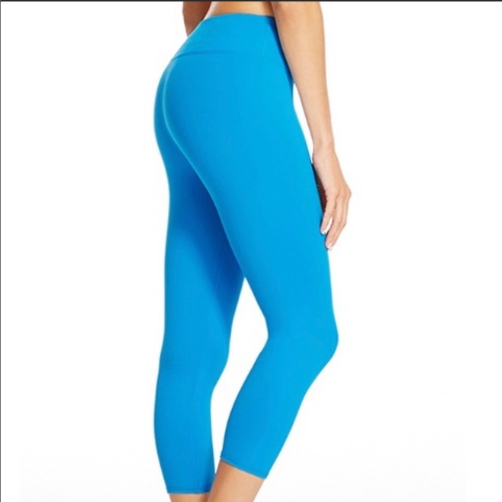 Fabletics Salar Capri Tropical Blue Leggings